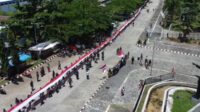 Yonif 122/TS bentangkan Bendera Merah Putih satu kilometer di Mosso
