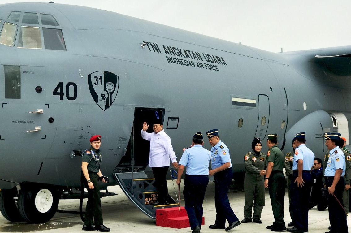 Ajudan Menteri Pertahanan Mayor Inf. Teddy Indra Wijaya kiri mendampingi Menteri Pertahanan Prabowo Subianto dua kiri dalam acara di Pangkalan Udara TNI AU Halim Perdanakusuma,