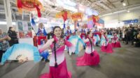 Aktor dari Provinsi Shaanxi, Tiongkok menampilkan Yangge, tarian rakyat tradisional Tiongkok, di stan Tiongkok selama pameran dagang perjalanan ITB Berlin di Berlin, Jerman, 5 Maret 2024 