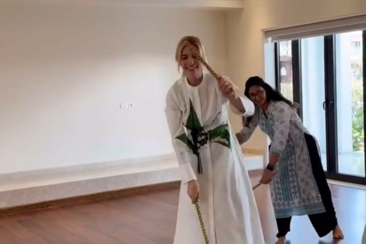 Ivanka Trump mengajak anaknya belajar menari di India