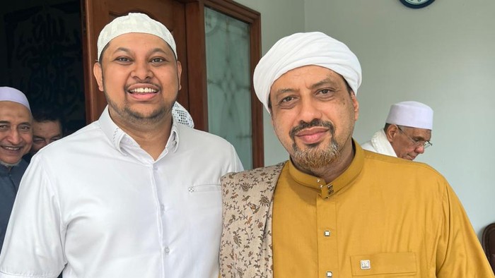 Ketua Departemen Hukum dan Legal Rabithah Alawiyah Ahmad Ramzy Ba'abud (kemeja putih) bersama Ketua Umum Rabithah Alawiyah Habib Taufiq bin Abdul Qadir Assegaf