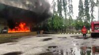 Gudang Logistik PT IMS di Tangerang  Terbakar, Seorang Petugas Damkar Terkena Ledakan
