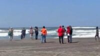 Tim SAR selamatkan 4 pelajar yang tenggelam di Pantai Selatan Sukabumi