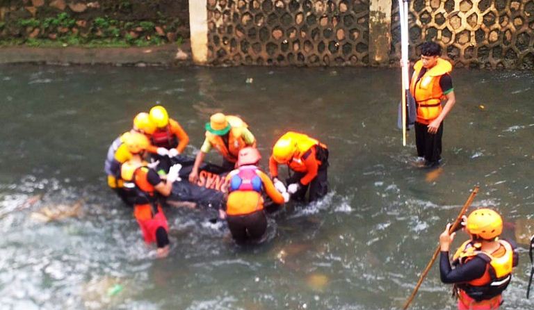 Tim SAR temukan lagi jasad anak yang hanyut di Kali Mampang