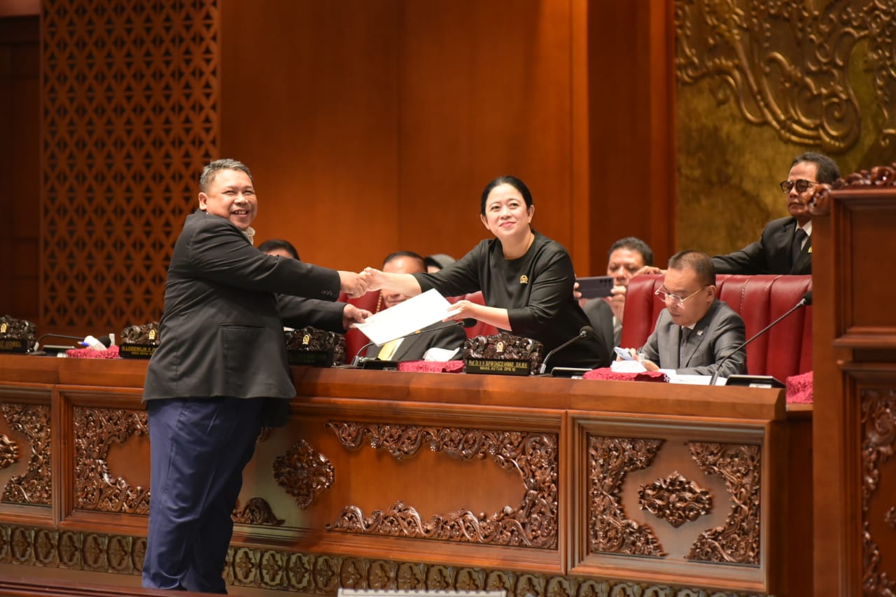 Ketua DPR RI, Dr. (H.C) Puan Maharani saat menerima laporan hasil fit and proper test KAP calon pemeriksa laporan keuangan BPK oleh Wakil Ketua Komisi XI DPR RI Fathan Subchi di Gedung Nusantara II, Senayan, Jakarta