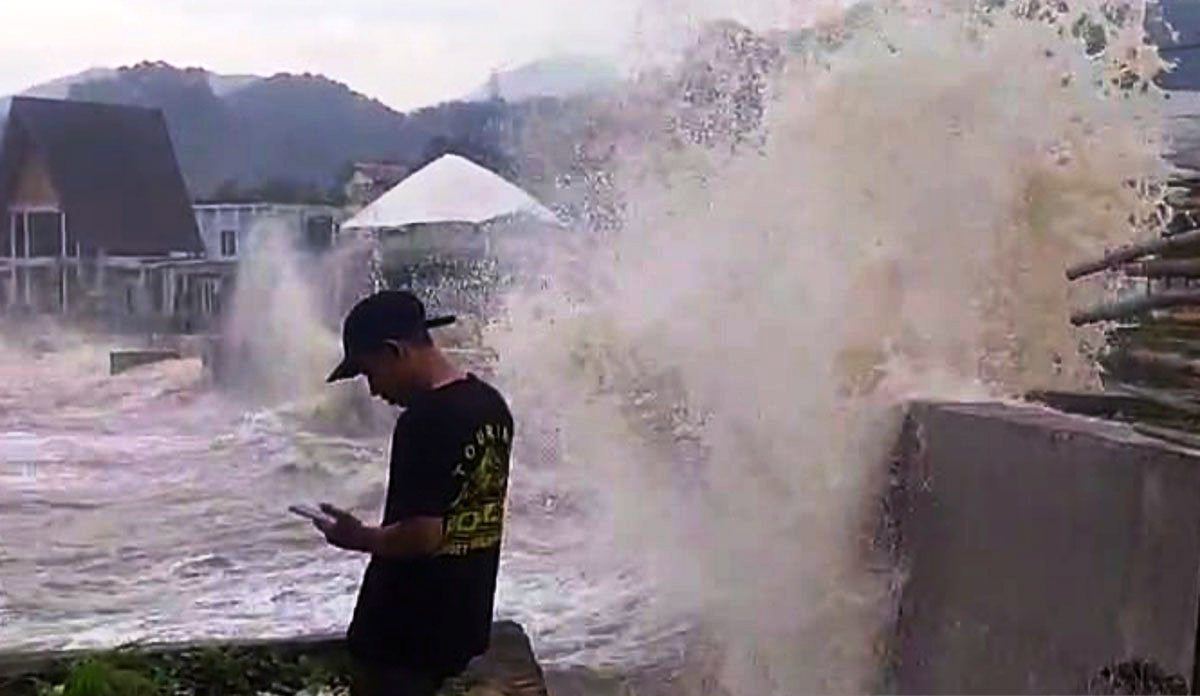 Ratusan warga Palabuhanratu terdampak bencana banjir rob