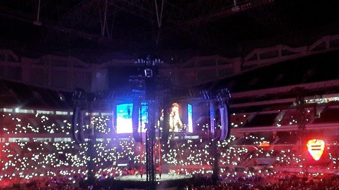 Calum Scott Buka Konser Ed Sheeran di JIS, Penonton Hanyut Lewat Lagu You Are The Reason