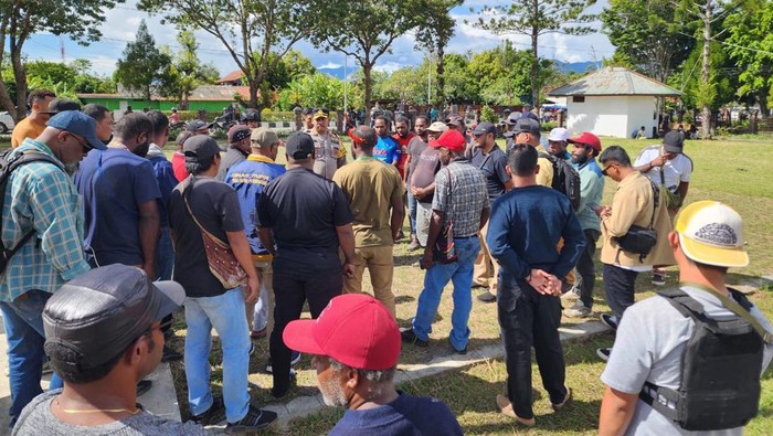 Massa Bersajam Rusak Gedung DPRD Jayawijaya, Aniaya Komisioner KPU