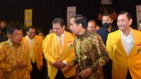 jokowi di acara golkar Pengamat : Ini Alasannya Jokowi Bakal Gabung ke Golkar Ketimbang Gerindra