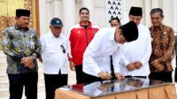 jokowi-sholat-jumat-dan-resmikan-masjid-agung-madaniyah-di-karanganyar-IcY9ZrFLAt Menpora Dito Benarkan Jokowi Ada Bergurau soal Isu Masuk Golkar