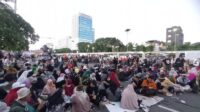 Massa Aksi di Depan DPR Buka Bersama dan Salat Magrib