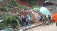 rumah tertimbun longsor 30 Rumah di Gintung Bandung Barat Terdampak Longsor, Satu Orang Tertimbun