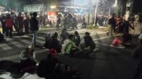 Sejumlah orang bagian dari massa aksi masih bertahan di depan KPU RI