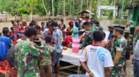 Yonif 122/TS berbagi makanan gratis kepada warga perbatasan RI-PNG