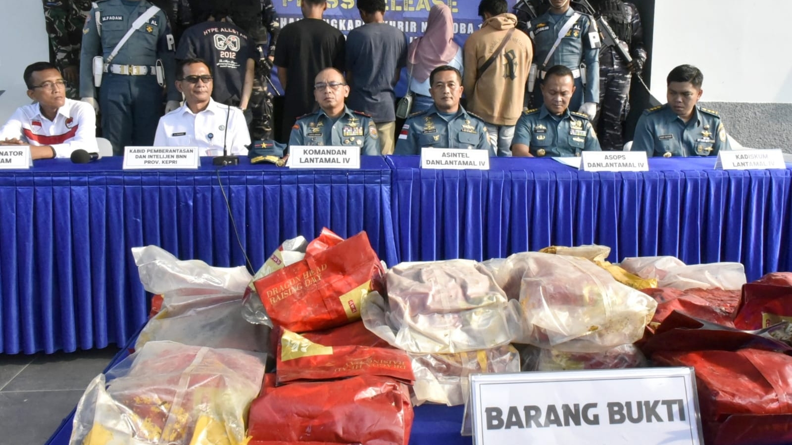 Lantamal IV/Batam tangkap kurir 19 kg sabu dan empat PMI ilegal