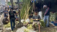 Pedagang musiman daun Kulit ketupat padati area sekitar Pasar Palmerah