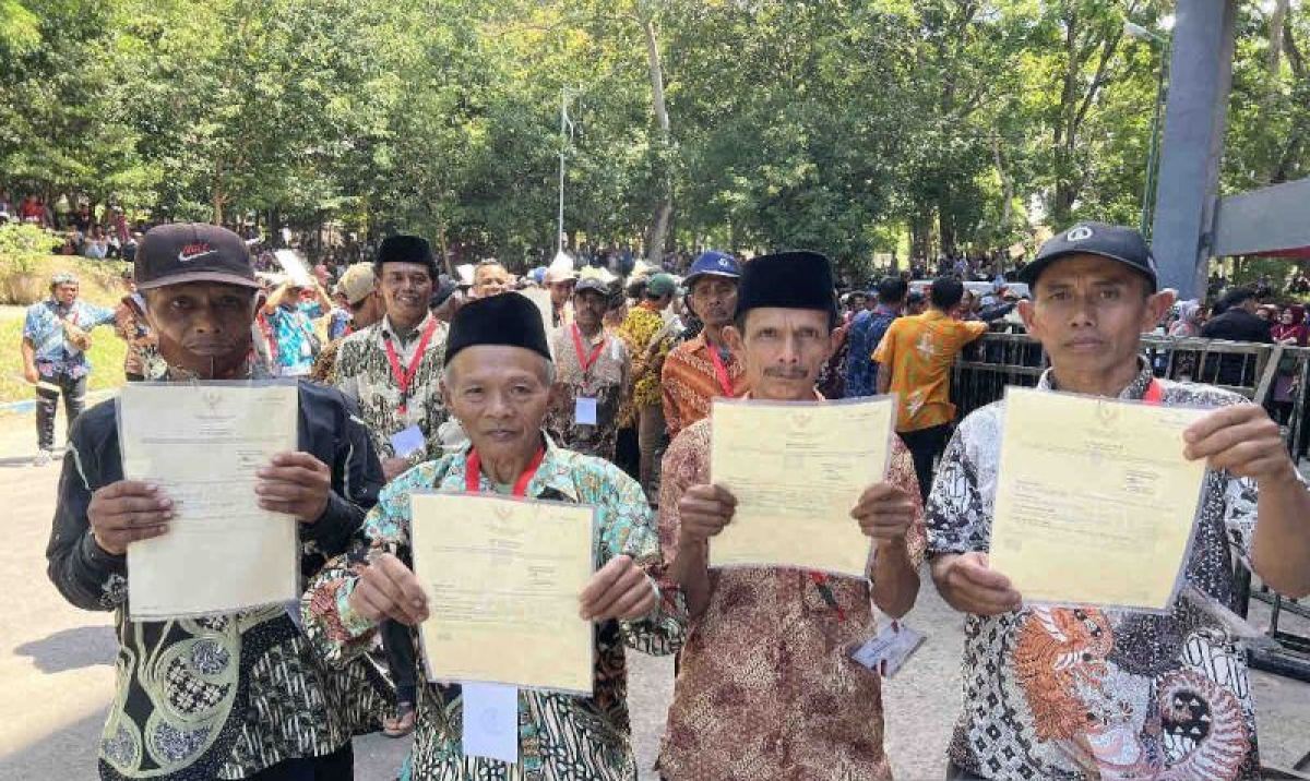 Warga Banyuwangi bahagia dapat sertifikat tanah dari Presiden Jokowi