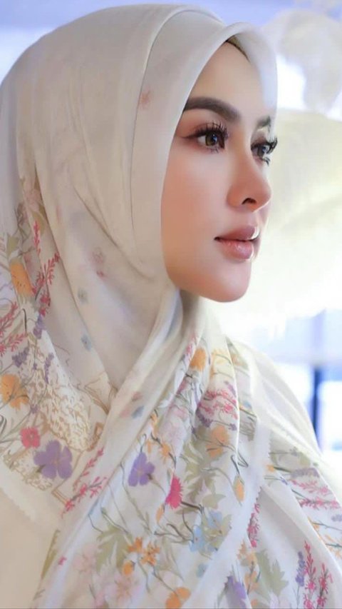 Ashira Zamita tampil berhijab di Lebaran tahun ini