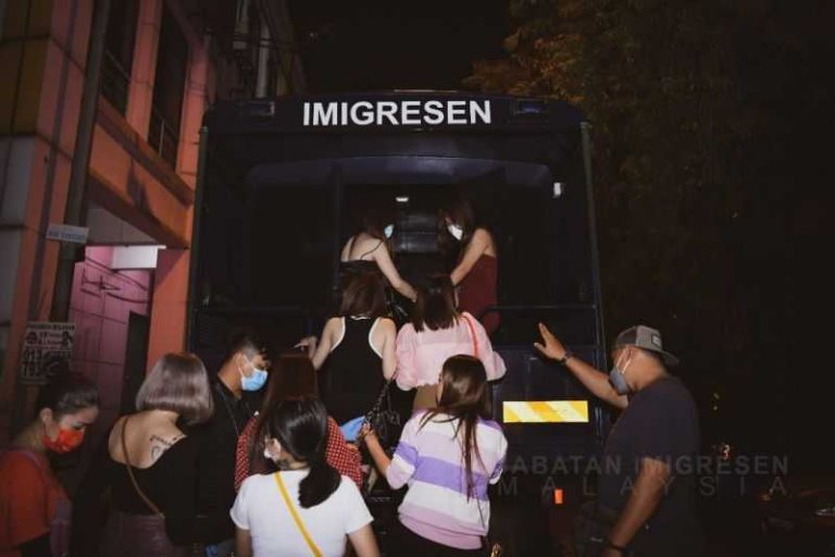 WNI Diimbau Tak Serahkan Paspor ke Pasangan Asing