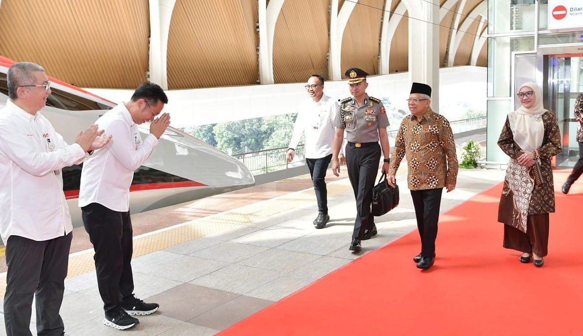 Wapres ke Bandung Naiki Kereta Api Cepat Untuk saksikan pengukuhan KDEKS dan hadiri Rakornas PB