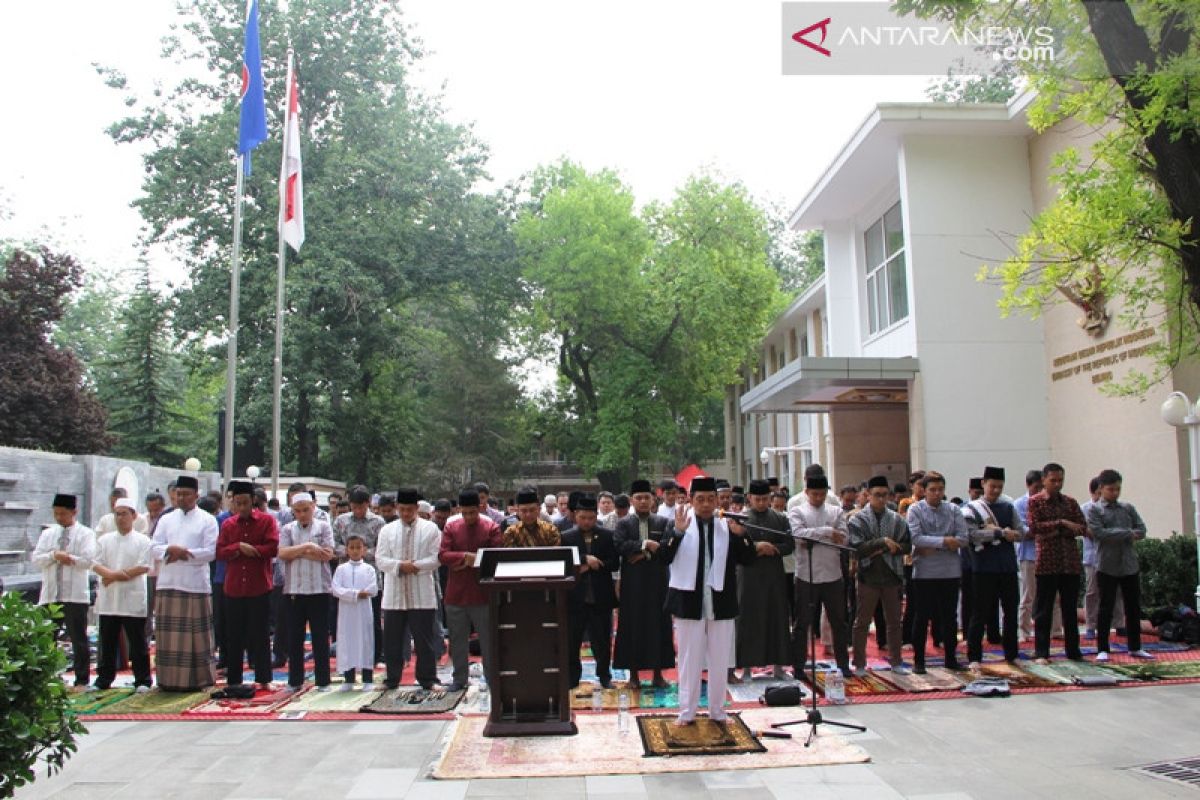 Ratusan WNI laksanakan shalat Idul Fitri di halaman KBRI Beijing