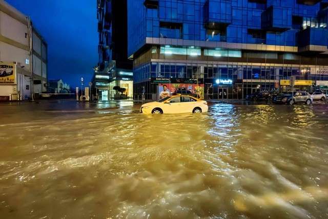 Warga Terjebak Sampai 30 Jam di Kantor Imbas Banjir Dubai