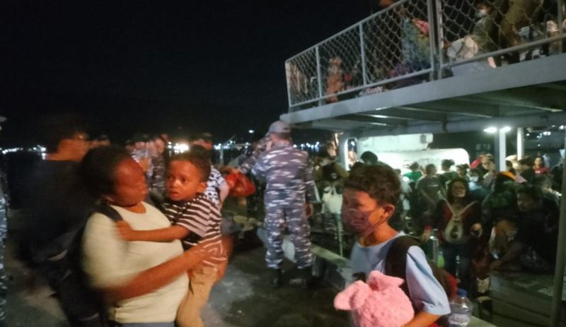 327 pengungsi erupsi Gunung Ruang tiba di Bitung dengan KRI Kakap-811