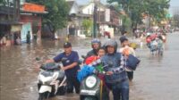 Jalan Kraton Pasuruan Jawa Timur lumpuh akibat terendam banjir