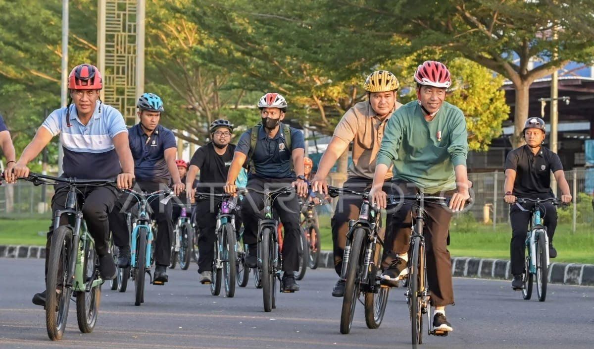 Presiden Jokowi bersepeda keliling Kota Mataram Presiden Joko Widodo (kedua kanan) bersama Menteri Pertanian Amran Sulaiman (kiri) bersepeda di jalan terusan Bung Hatta, Mataram, NTB, Rabu (1/5/2024). Presiden bersepeda berkeliling kota di sela-sela rangkaian kunjungan kerja selama tiga hari di NTB. ANTARA FOTO/Ahmad Subaidi/rwa.