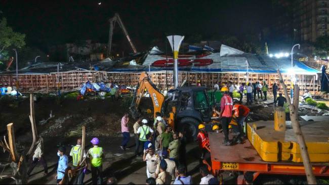 Papan reklame di India roboh, 14 orang tewas dan 74 terluka