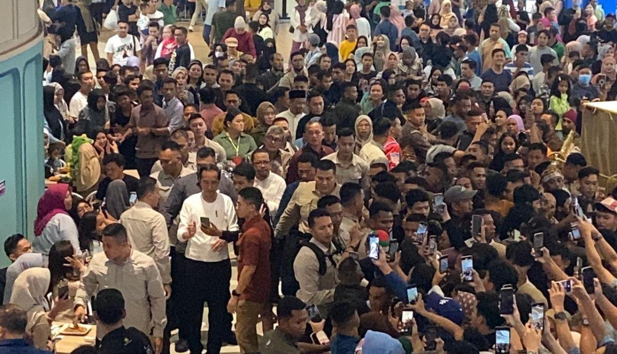 Presiden Jokowi kunjungi Mall The Park Kendari disambut ribuan warga