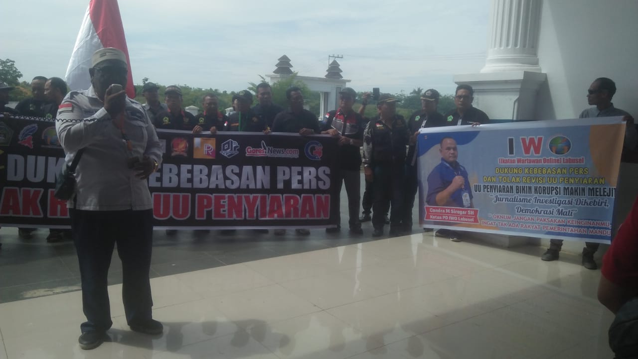 Unjuk Rasa! Ketua DPRD Labusel Bersama Aliansi Jurnalis Labusel Sepakat Menolak Revisi UU Penyiaran