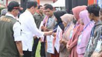 Presiden Jokowi Serahkan Bantuan Korban Bencana Banjir Bandang Sumbar