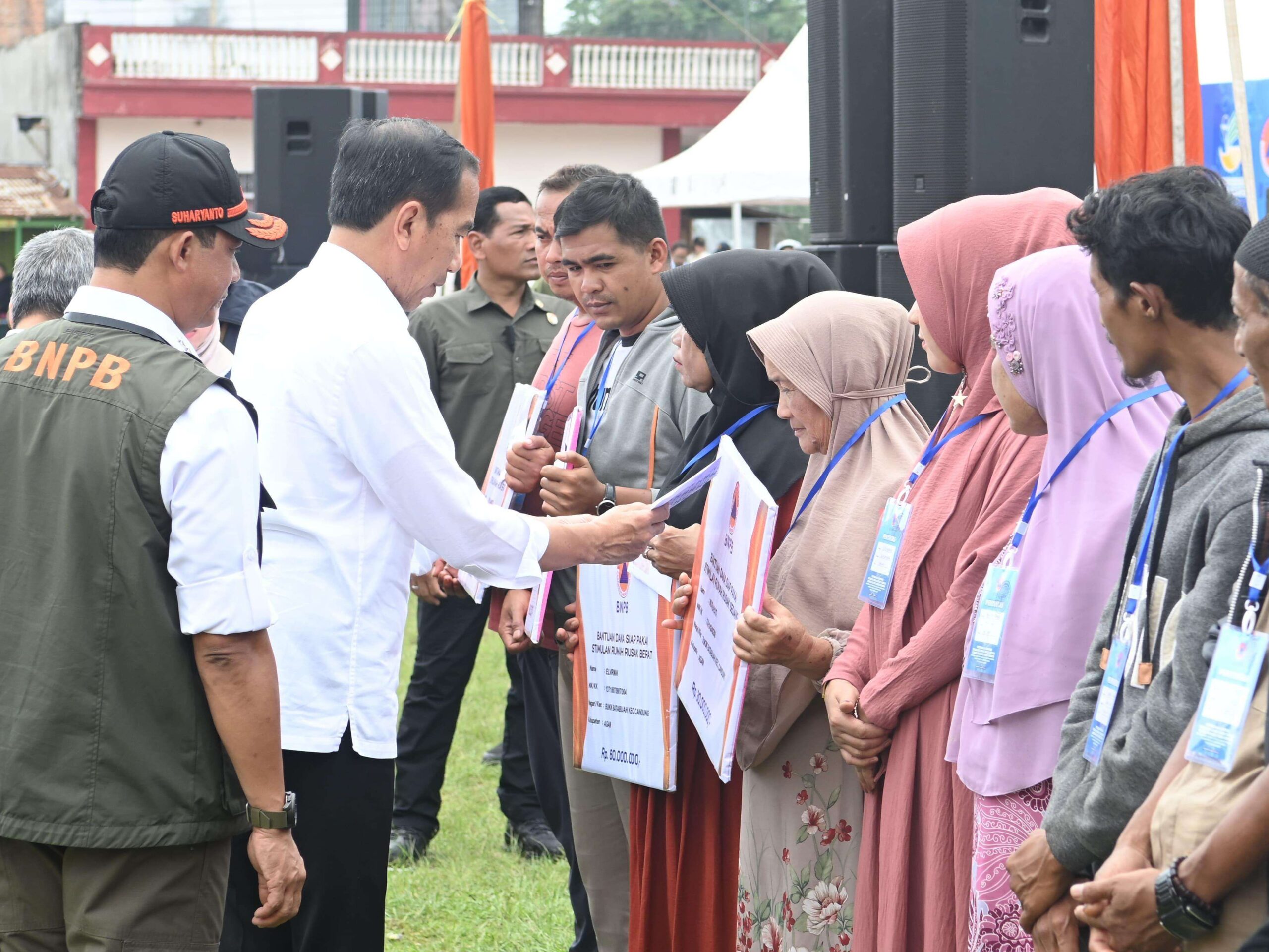 Presiden Jokowi Serahkan Bantuan Korban Bencana Banjir Bandang Sumbar