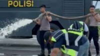 polda Sulut Polda Bersihkan Debu Vulkanik Runway Bandara Sam Ratulangi