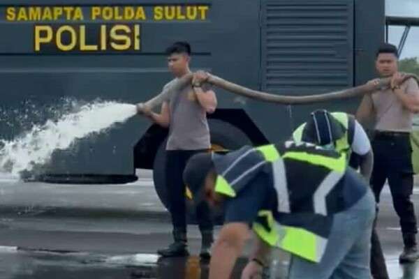 Polda Bersihkan Debu Vulkanik Runway Bandara Sam Ratulangi