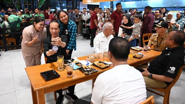 Warga Berebut Minta Swapoto saat Presiden Jokowi makan Mie Gacoan level 0 dan 1 di Mataram