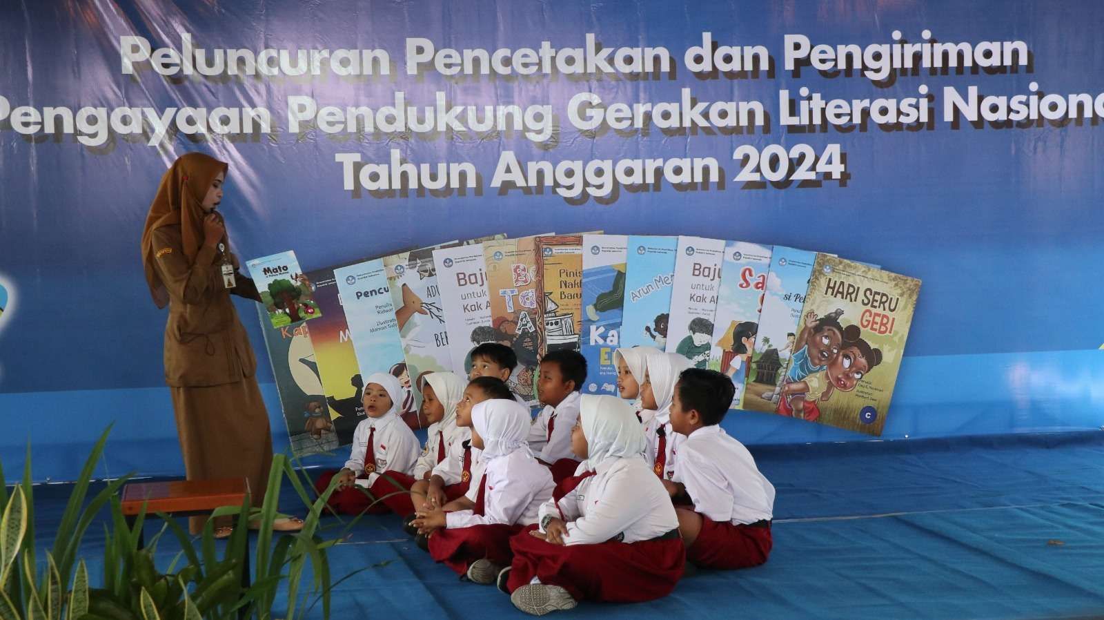 Skor Literasi Turun, Kemendikbudristek Gencarkan Pengiriman Buku