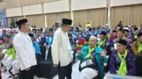 Menunggu Keberangkatan, Jemaah Calon Haji Embarkasi Bekasi Beristirahat