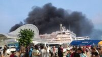 Kapal Umsini Terbakar di Pelabuhan Soekarno-Hatta Makassar