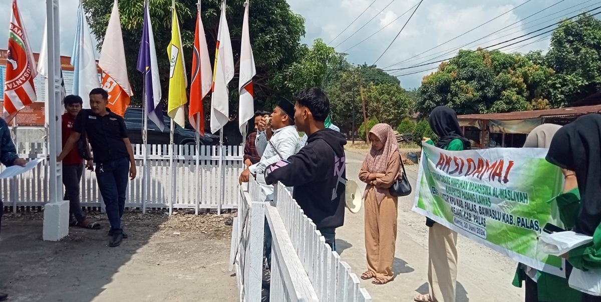 `KPU Palas Kembali Didemo, Mahasiswa Serahkan Bukti Pungli Rekrutmen PPK