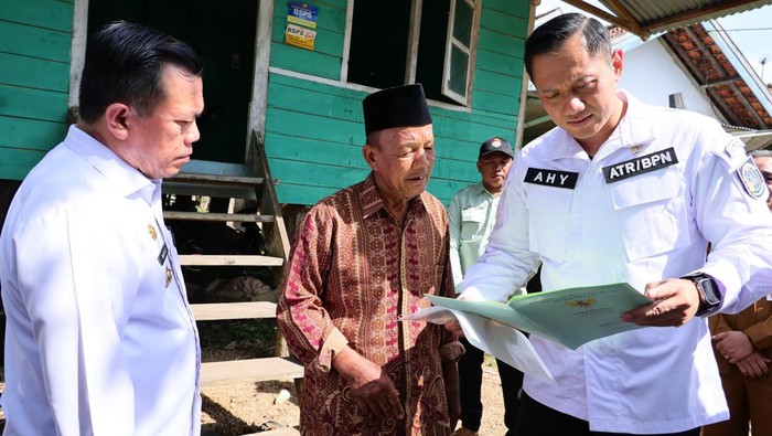 AHY Door to Door Serahkan Langsung Sertifikat Tanah Milik Warga di Jambi