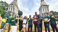 Penyerahan-Rekor-MURI-untuk-Sunpride Sunpride pecahkan rekor MURI pajangan pisang terbanyak
