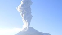 Gunung Lewotobi Laki-laki semburkan abu vulkanik setinggi 800 meter