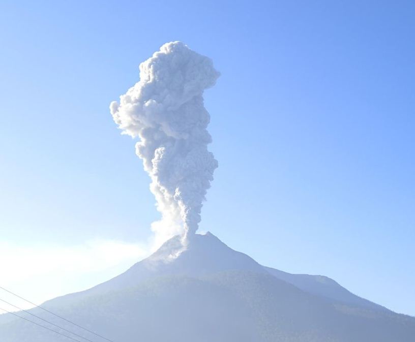 Gunung Lewotobi Laki-laki semburkan abu vulkanik setinggi 800 meter