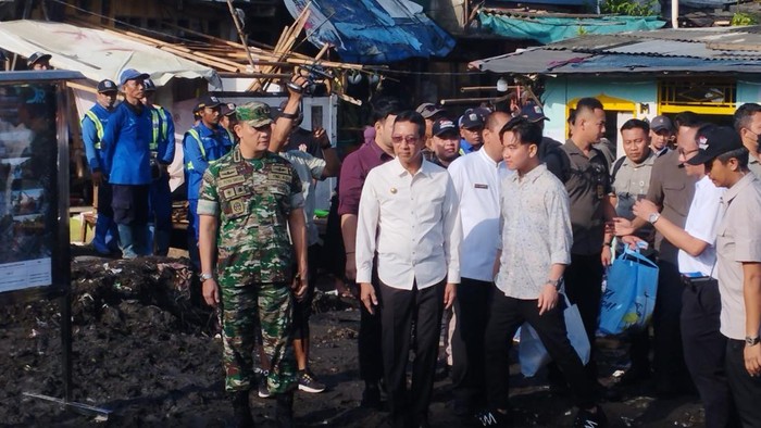 Heru Budi Ditemani Wapres Terpilih Gibran Tinjau Kali Semongol Jakbar, Bagi Susu-Sembako