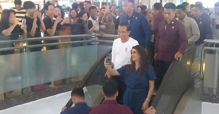 Momen Jokowi Temani 5 Cucu ke Wahana Bermain di Solo Paragon Mall