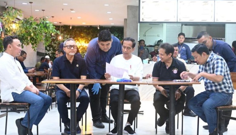 Presiden Jokowi dan sejumlah menteri sapa warga di Palangkaraya Mall