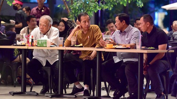 Presiden Jokowi nikmati kuliner mi pedas hingga ngevlog di Semarang
