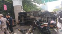 truk box hantam pagar dpr Truk Boks Melaju Kencang Di jalur Busway Tergelincir dan Hantam Pagar Depan Gedung DPR